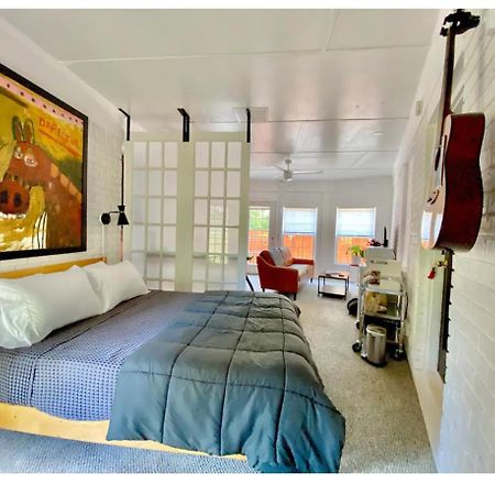 Toadhaus Studio In Quiet Residential Neighborhood เอเธนส์ ภายนอก รูปภาพ
